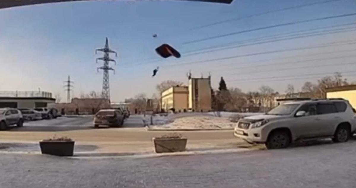 Парашютист прыгнул с крыши дома в Академгородке (ВИДЕО)