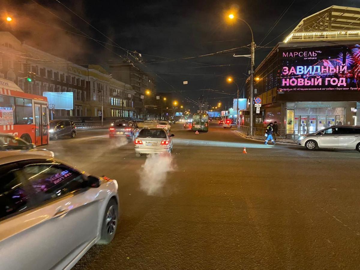17-летний новосибирец попал под троллейбус в центре города