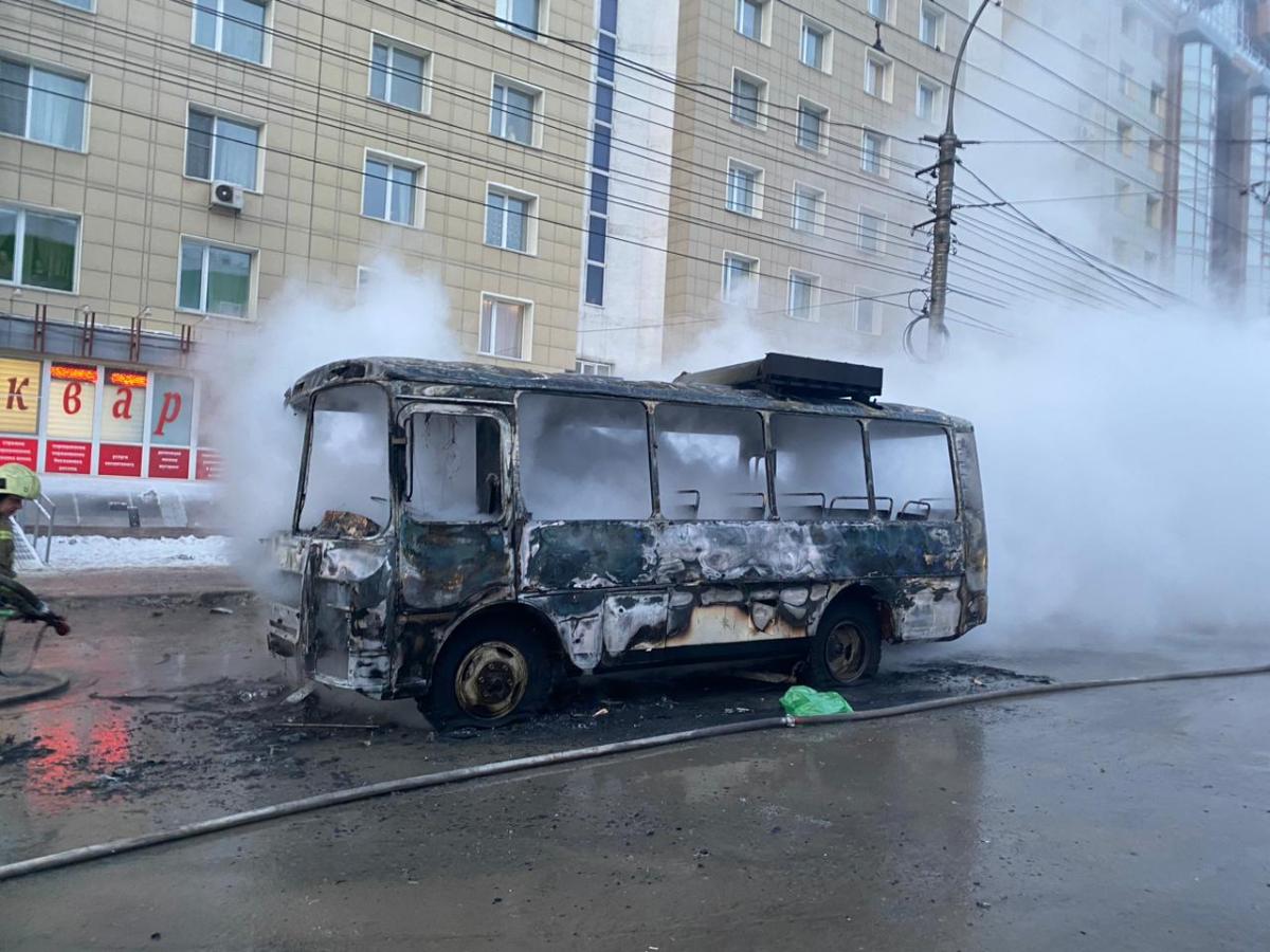 Пассажирский автобус сгорел около площади Маркса
