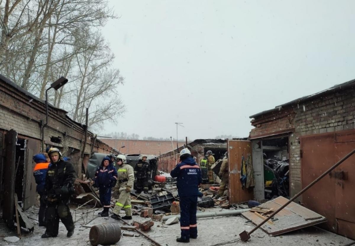 Тело мужчины нашли среди взорвавшихся гаражей в Новосибирске