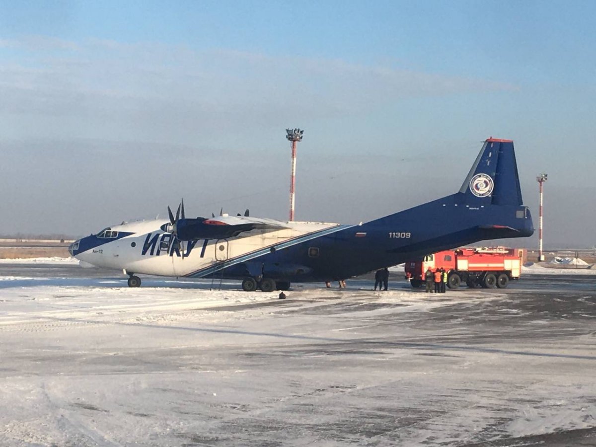 Загоревшийся в Толмачево Ан-12 летел с важным грузом в Москву