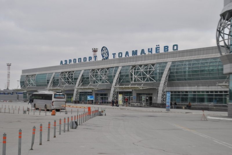 В Толмачево сел самолет после сообщения об угрозе взрыва