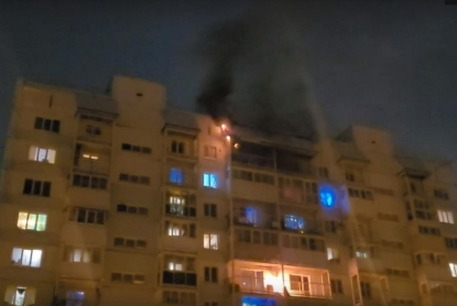 Балконы многоэтажки загорелись из-за новогодних салютов (ВИДЕО)