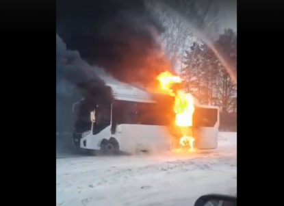 Пассажирский автобус загорелся на остановке (ВИДЕО)