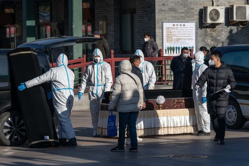 В Китае не успевают хоронить умерших от COVID: крематории переполнены