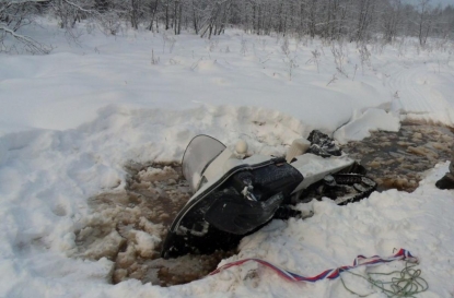 Двое сибиряков на снегоходах провалились в полынью на реке Обь