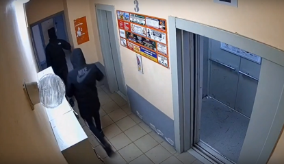 Грабители-идиоты под видеокамерами спустились на лифте, чтобы пойти на дело (ВИДЕО)