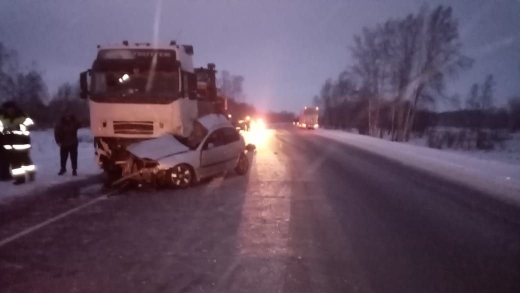 Начинающий водитель влетел в грузовик на новосибирской трассе, погубив себя и пассажира