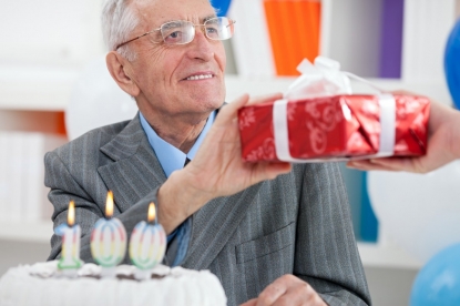 Порадуйте пожилого именинника: варианты функциональных и важных презентов