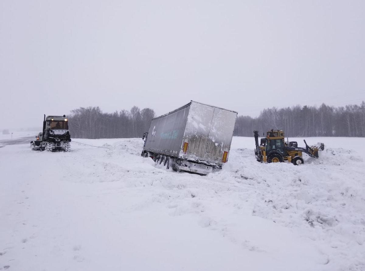 Два дня дорожники спасали водителя фуры из снежного плена на трассе