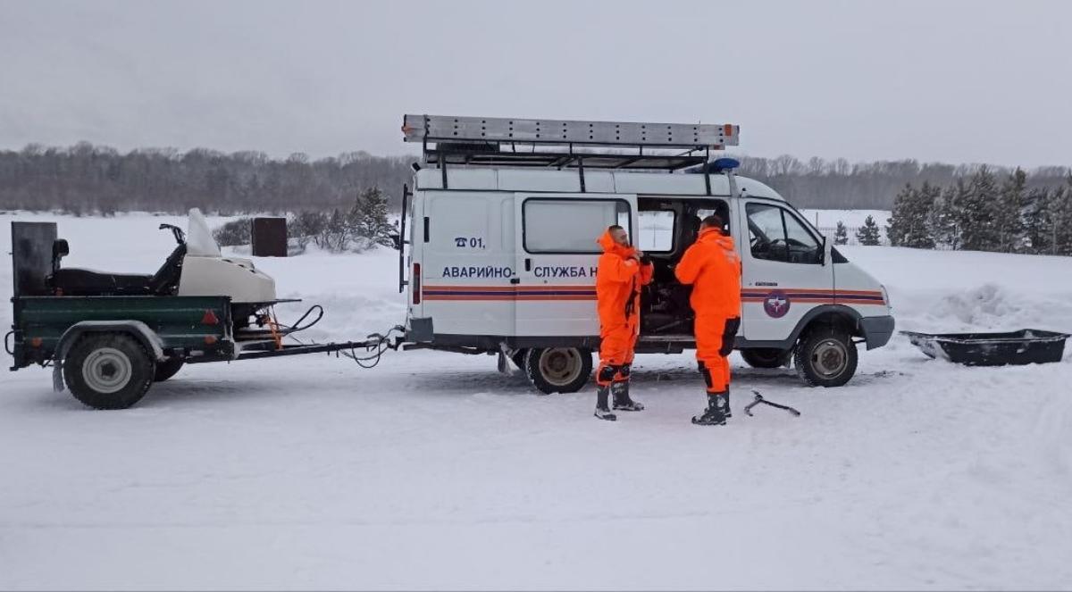 Спасатели четыре часа вытаскивали провалившийся под лед снегоход
