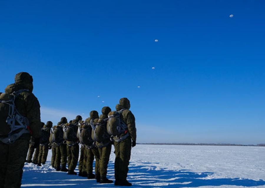 Военные-парашютисты приземлились на территории Новосибирской области 