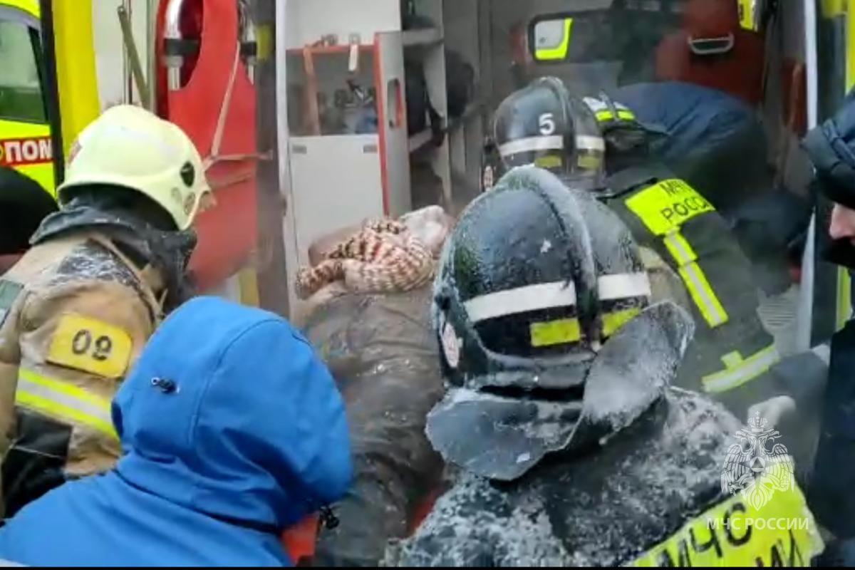 Женщину вытащили из-под завалов обрушившегося подъезда дома на Линейной 