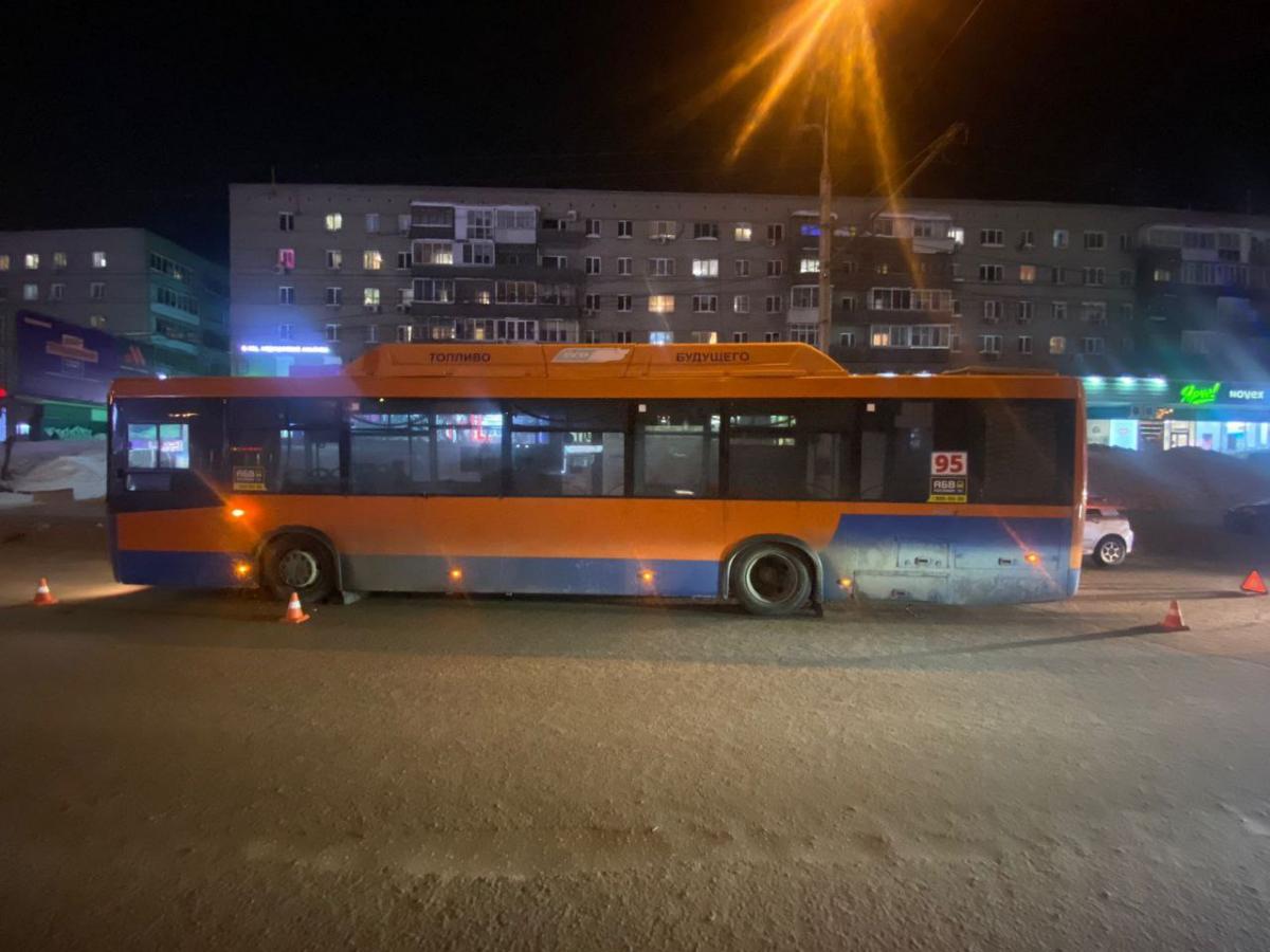 Женщина попала в больницу после столкновения троллейбуса и автобуса