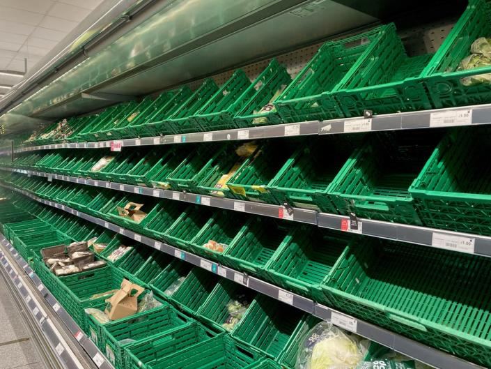 В Великобритании вводят военные нормы потребления овощей: по два огурца в руки