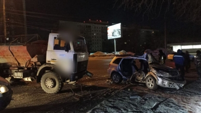 Один погиб, двое пострадали: внедорожник столкнулся с грузовиком в Новосибирске