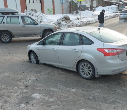 Первый пошел: асфальт провалился в центре Новосибирска – в яму угодила машина