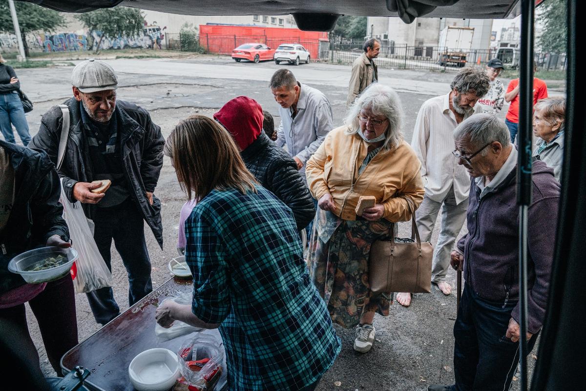 Суп и булочка: бездомных стали кормить с автобуса пять раз в неделю (АДРЕСА)