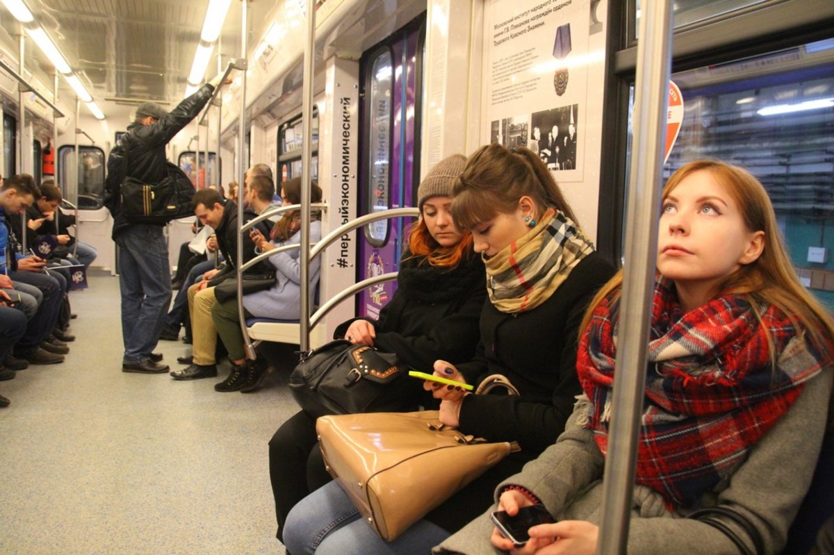 10 способов отдохнуть в метро по дороге на работу