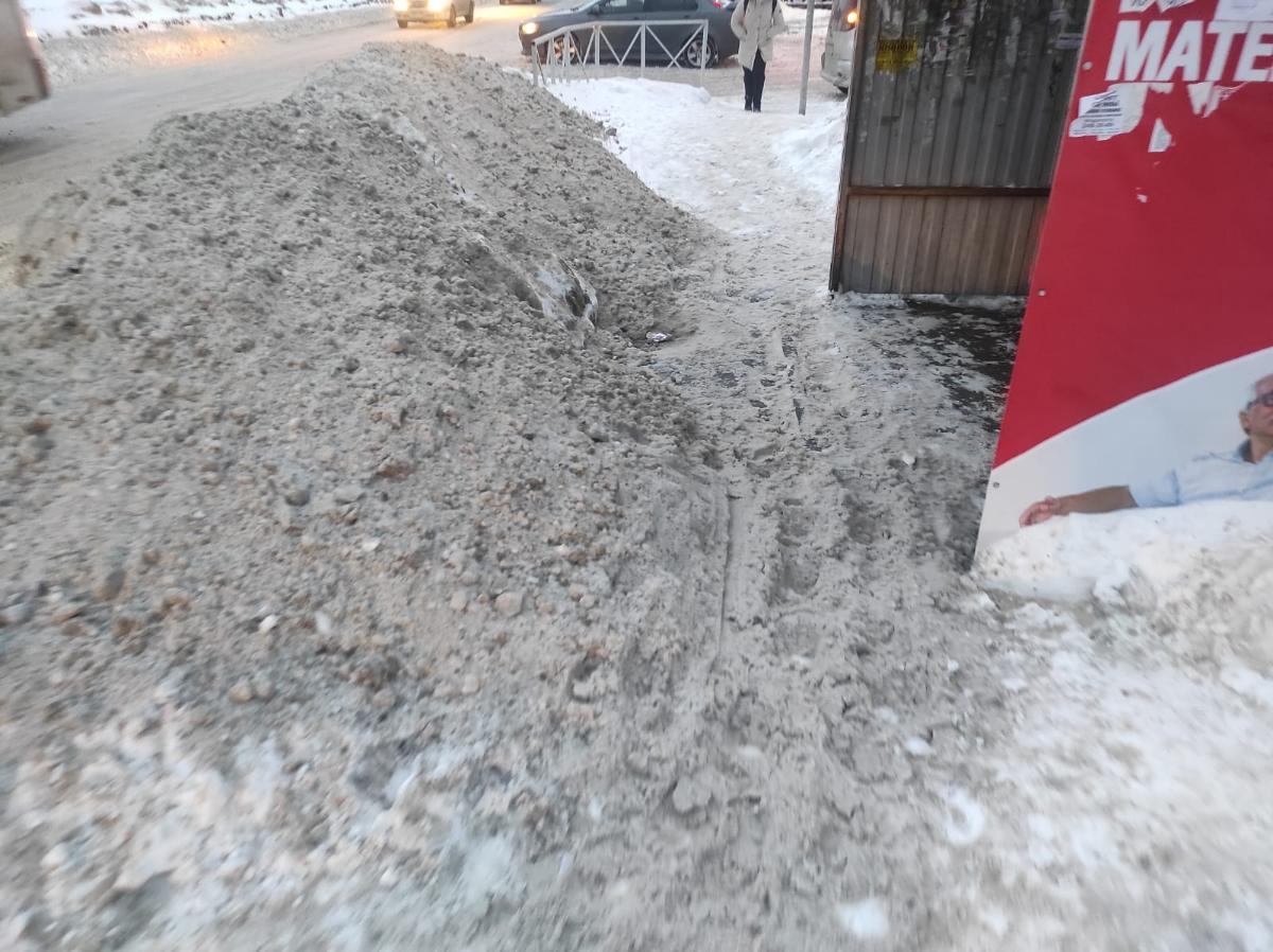 Прокуратура научила администрацию убирать снег около школы