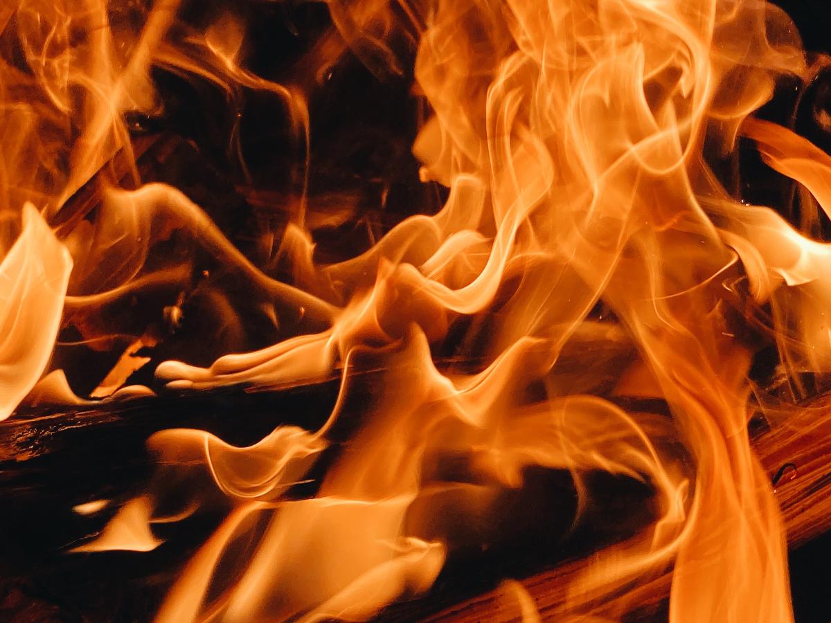 В Новосибирской области сгорел дом многодетной семьи: пожарная машина застряла в снегу