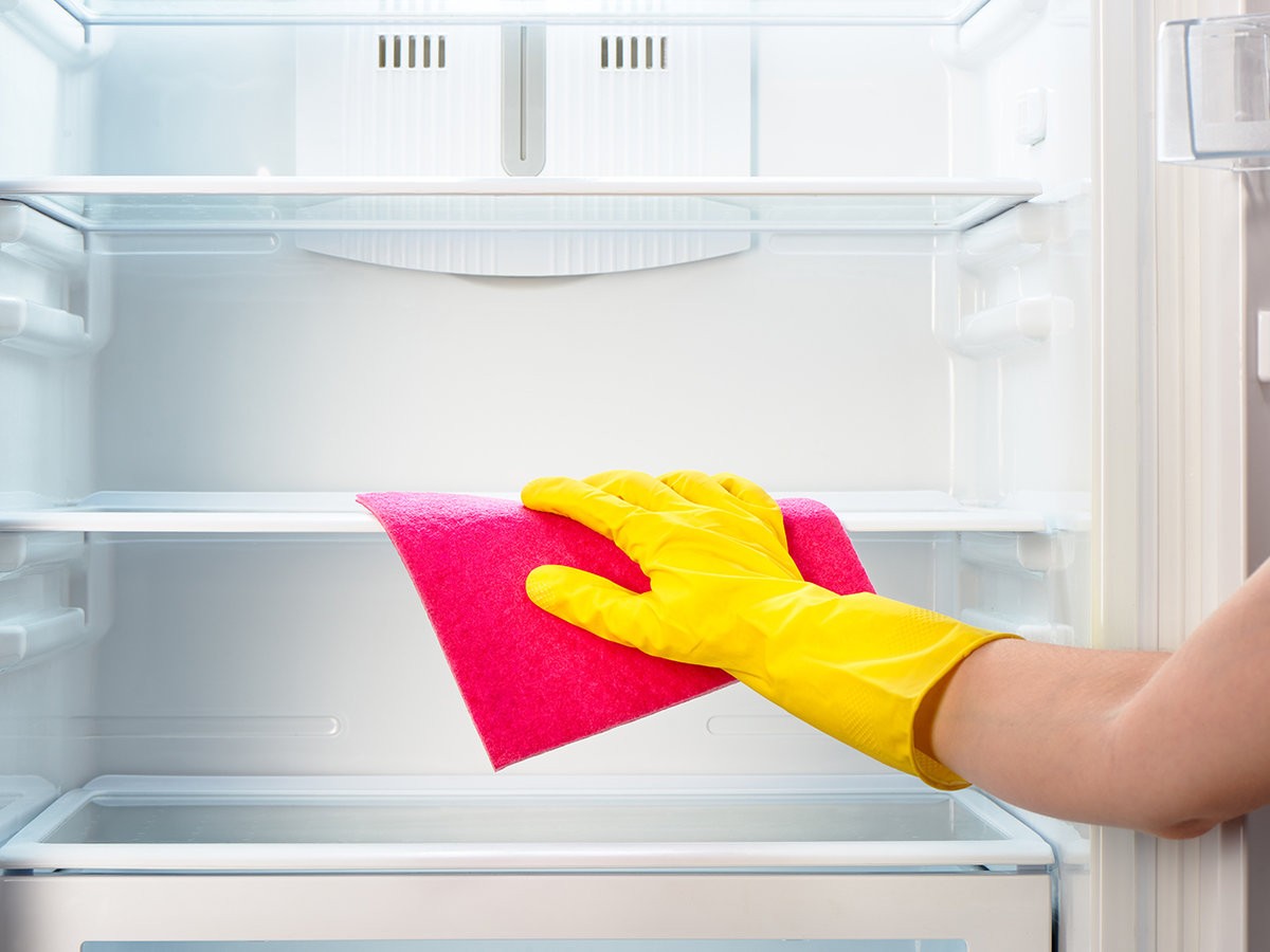 Чем отмыть холодильник внутри от желтизны