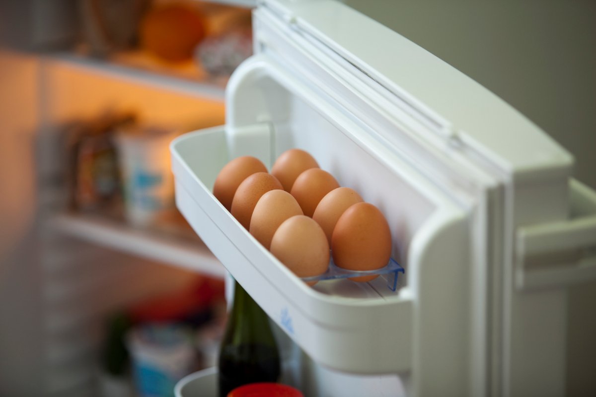 Выбрасывайте яйца немедленно, если заметили эти признаки: есть их опасно
