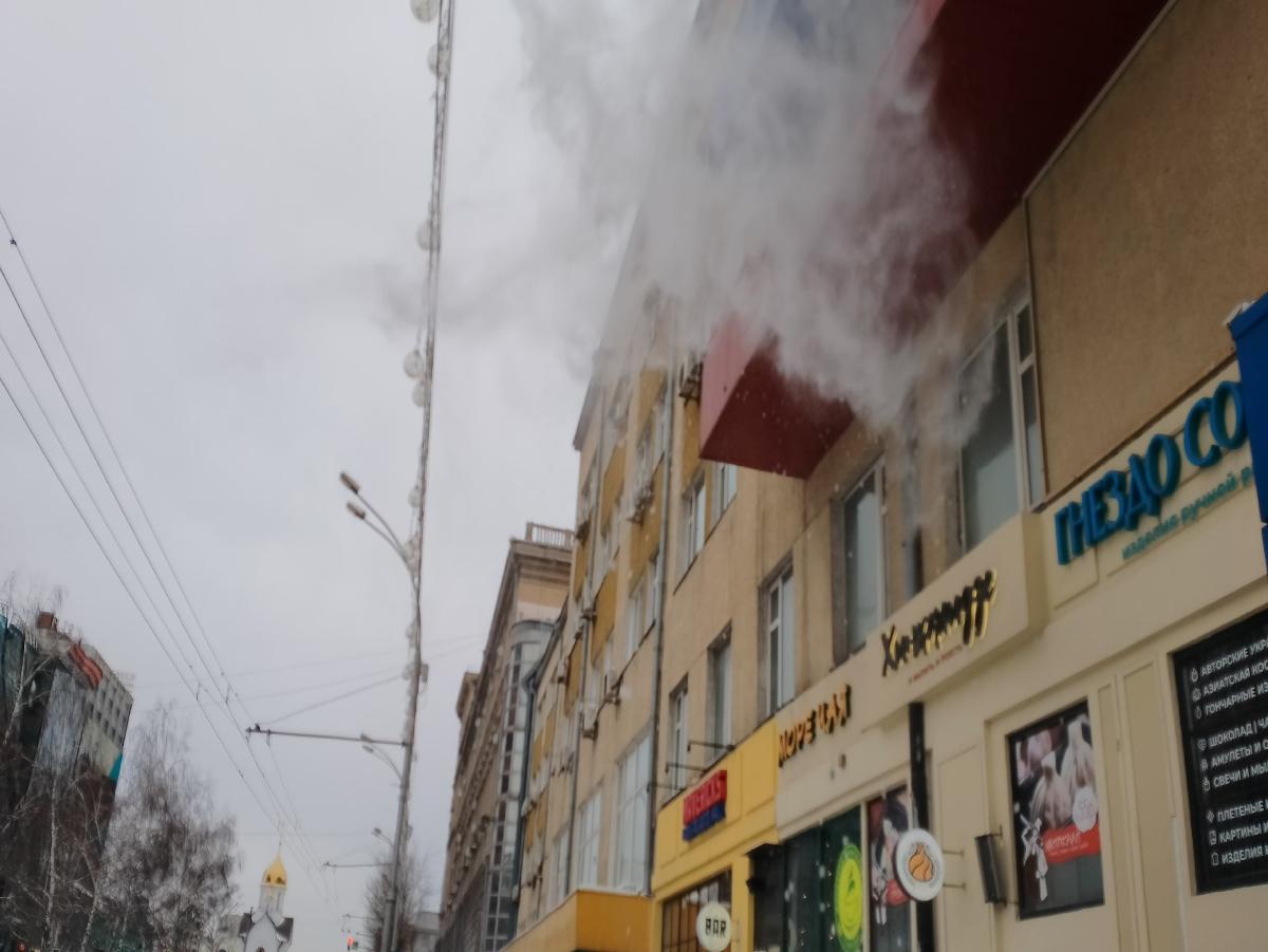 Снег сошел с крыши магазина на 8-летнего ребенка в Новосибирске