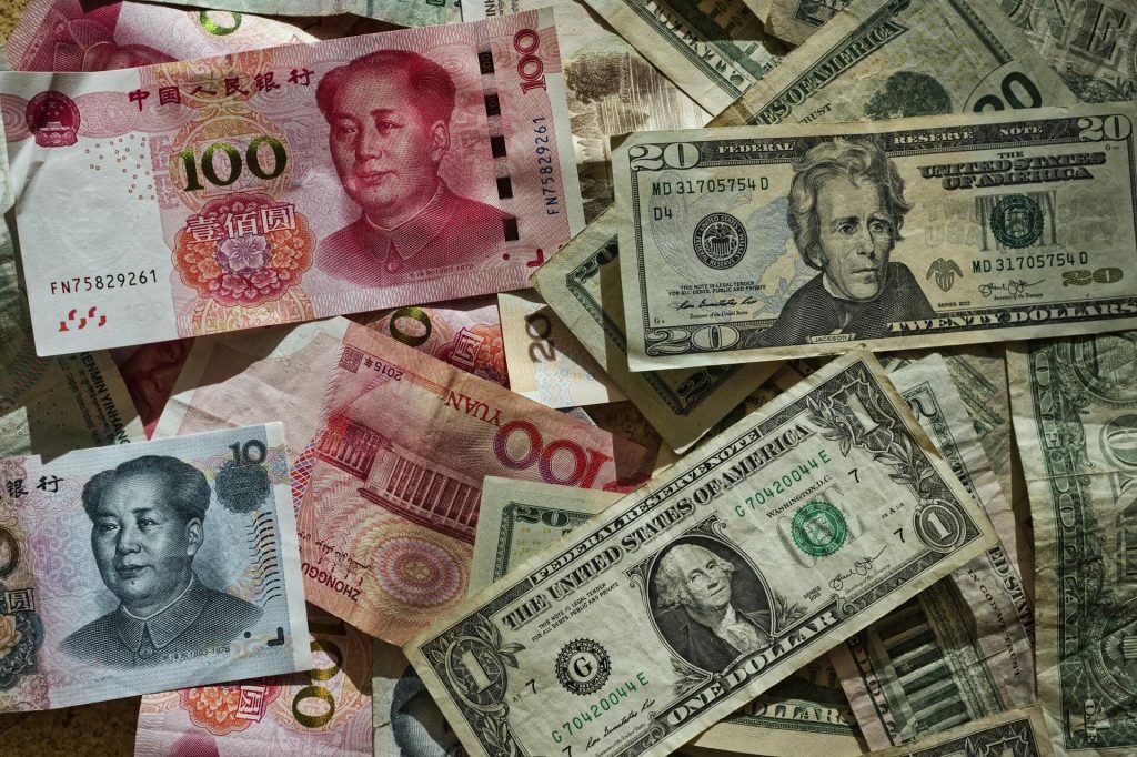 Держать заначку в наличных долларах опасно: объясняет экономист