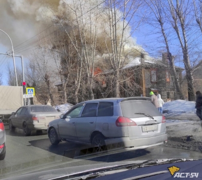 Двухэтажный барак загорелся в Октябрьском районе Новосибирска