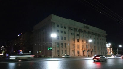 С опозданием на 18 минут отключили подсветку мэрии Новосибирска в «Час Земли»