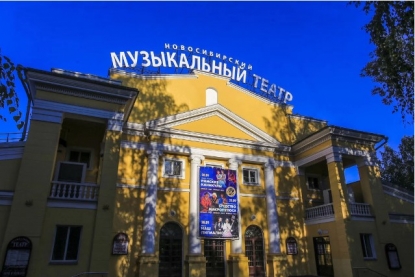 Новосибирцы совмещают походы в театр и просмотры спектаклей онлайн