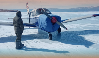 Обед по расписанию: частный самолет из Новосибирска незаконно сел на лед Байкала