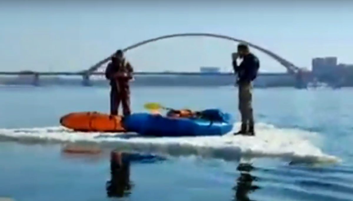 Двое мужчин уплыли на льдине – реакция спасателей не заставила ждать (ВИДЕО)