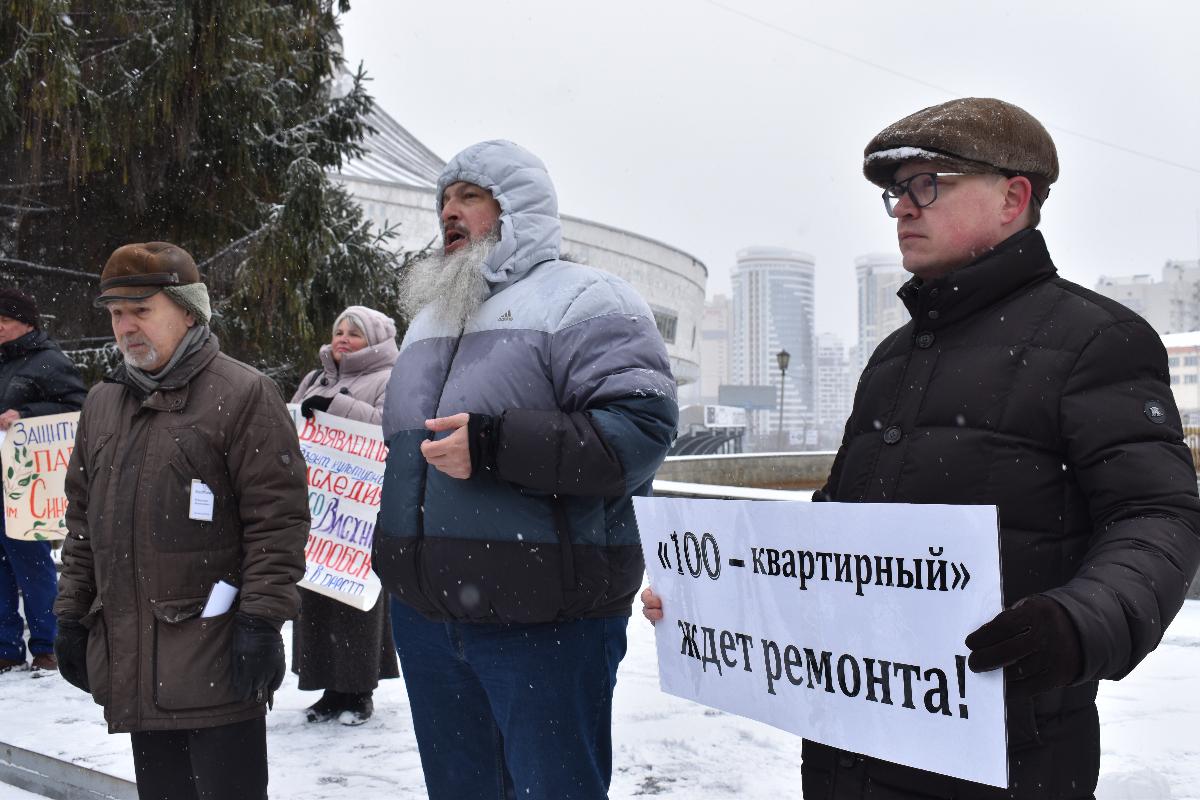 «Мы что-то должны передать своим детям»: пикет в защиту историко-культурного наследия прошел в Новосибирске