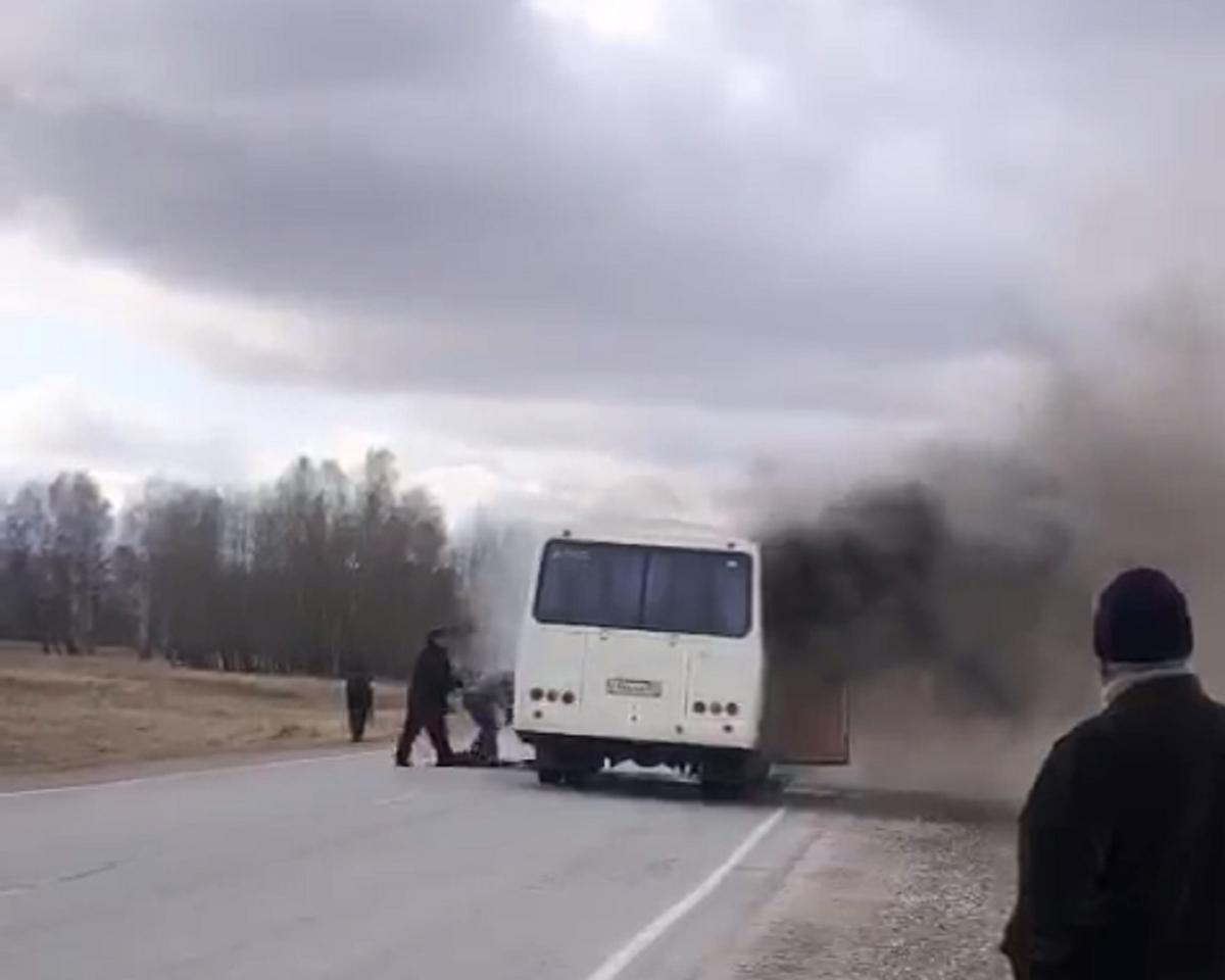 «Лезли в окна, чтобы спастись»: пассажирский автобус сгорел в Новосибирской области