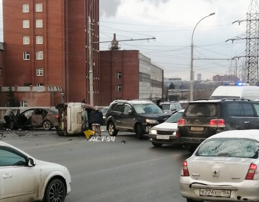 Четыре автомобиля столкнулись на Димитровском мосту