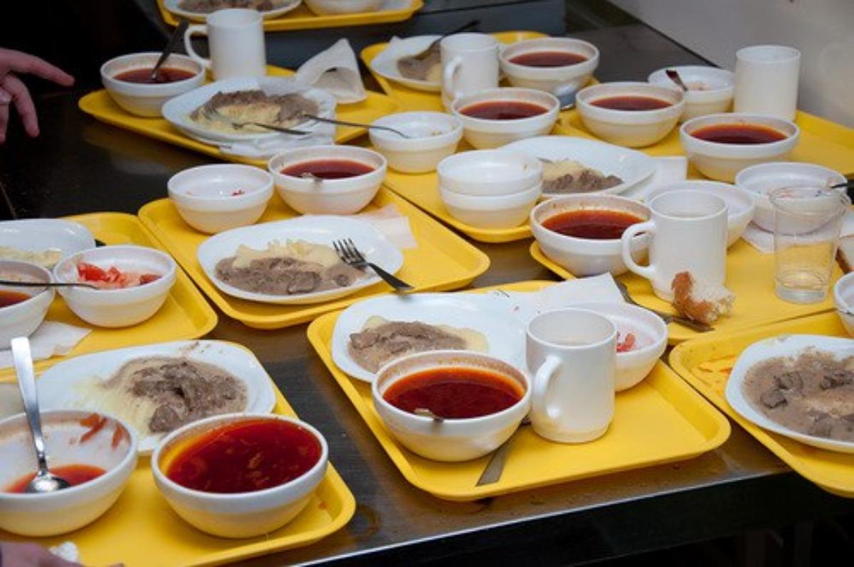 Прокуратура нашла нарушения в десяти школьных столовых: как кормили детей