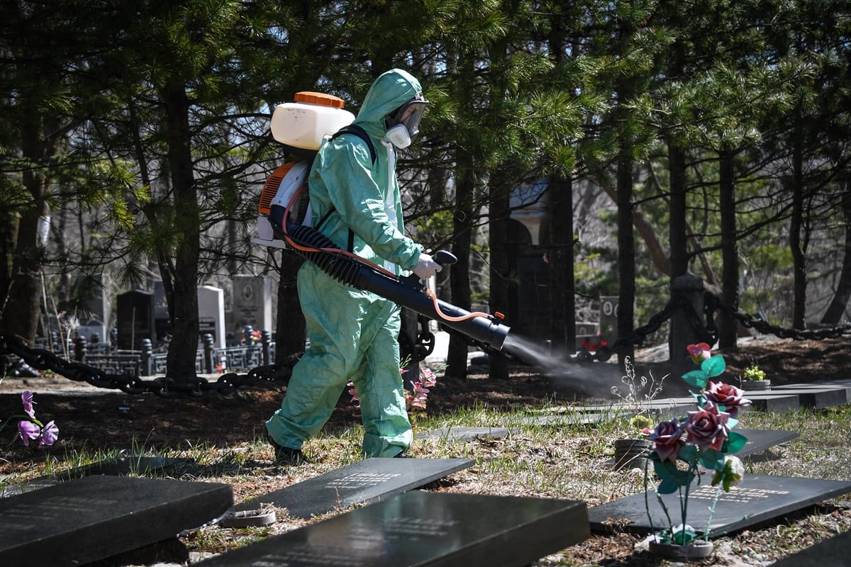 Новосибирские кладбища начали вручную обрабатывать от клещей