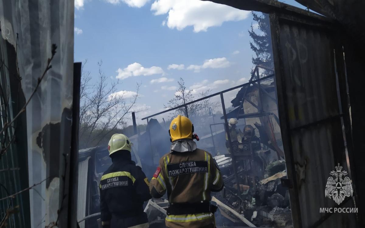Два частных дома, гараж и автомобили сгорели в Новосибирске