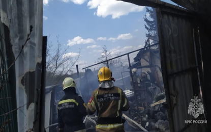 Два частных дома, гараж и автомобили сгорели в Новосибирске