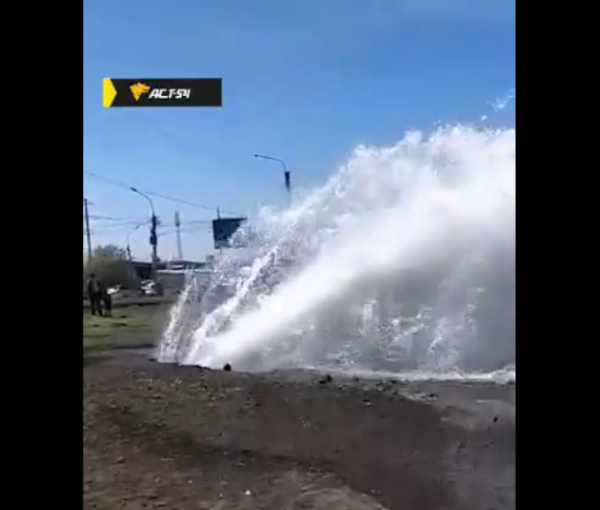 Фонтан воды забил из-под земли на Гусинобродском шоссе (ВИДЕО)