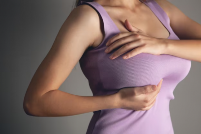 Почему болит грудь? Врач назвала самые частые причины дискомфорта в молочных железах
