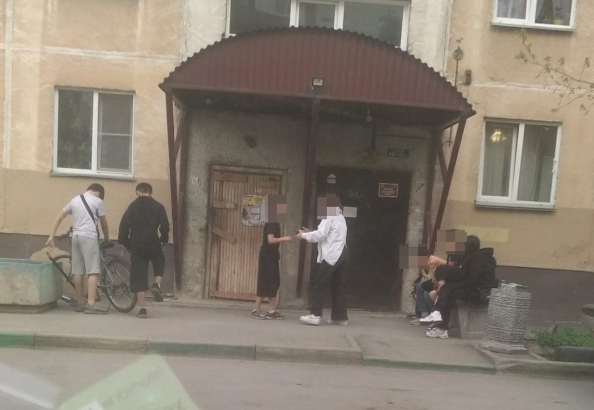 «Матерятся и пинают пожилых женщин»: группа подростков терроризирует жителей дома в Новосибирске