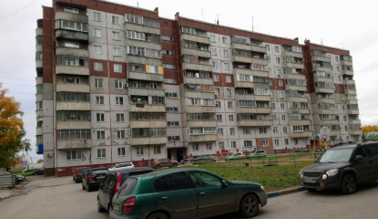 «Он ее бил»: очевидцы заметили ссору перед падением девушки из окна в Новосибирске
