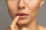 О какой опасной болезни могут просигнализировать трещины на губах?