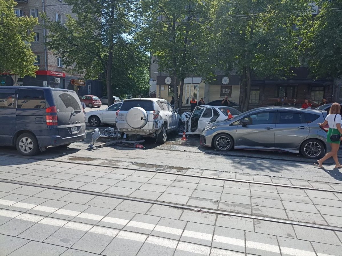 «Водителю стало плохо»: ДТП с шестью автомобилями произошло в Новосибирске