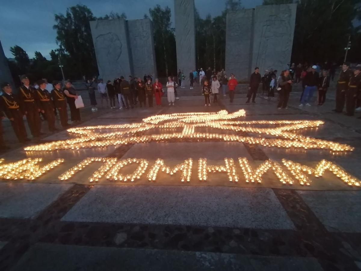 «Мы помним»: огненная картина вспыхнула на Монументе Славы