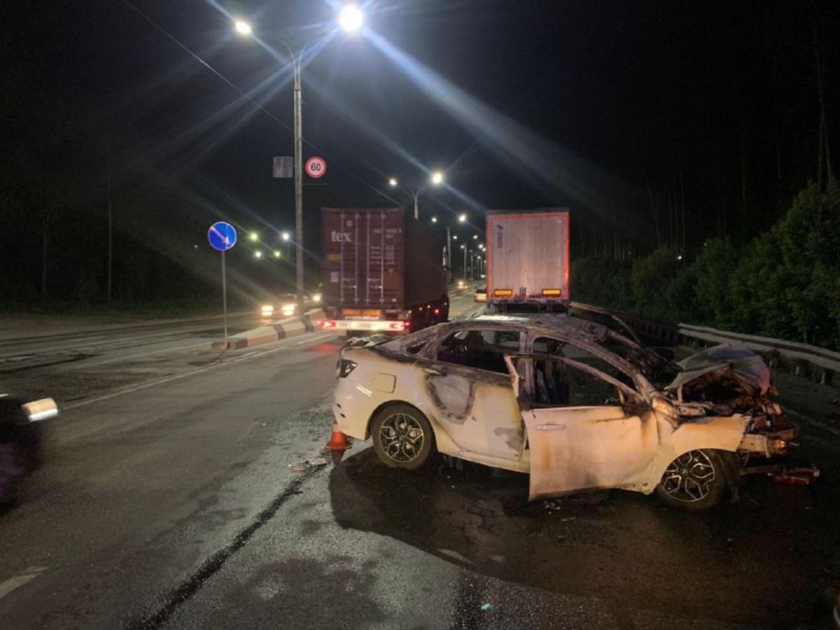 Седан попал под фуру: погиб человек, трое в больнице