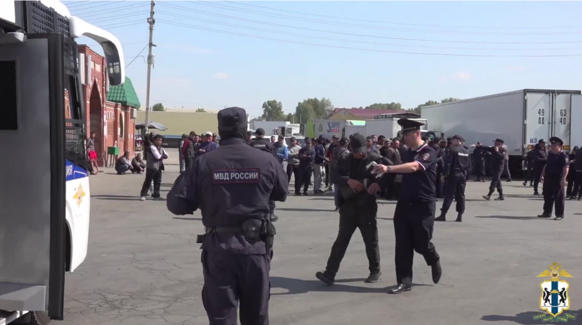 Почти полтысячи нарушений нашла полиция при проверке мигрантов на Хилокском рынке